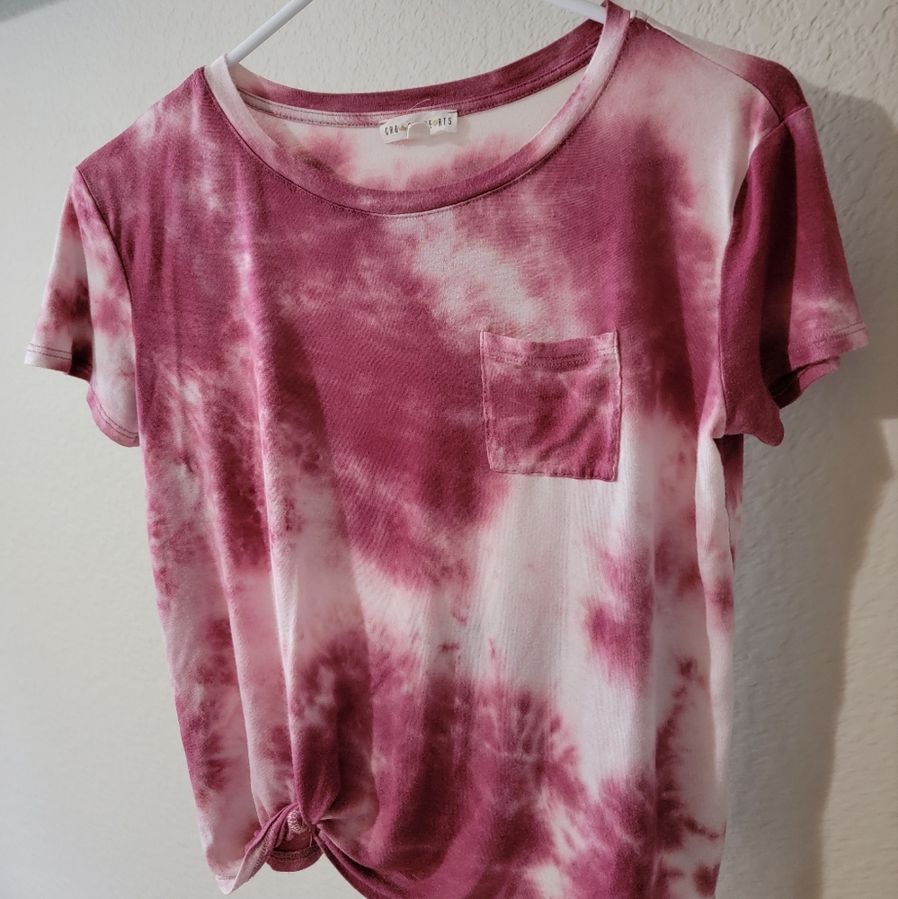 Girls Short-Sleeved T-Shirt Size Large, Maroon and White Tie-Dye Colored.